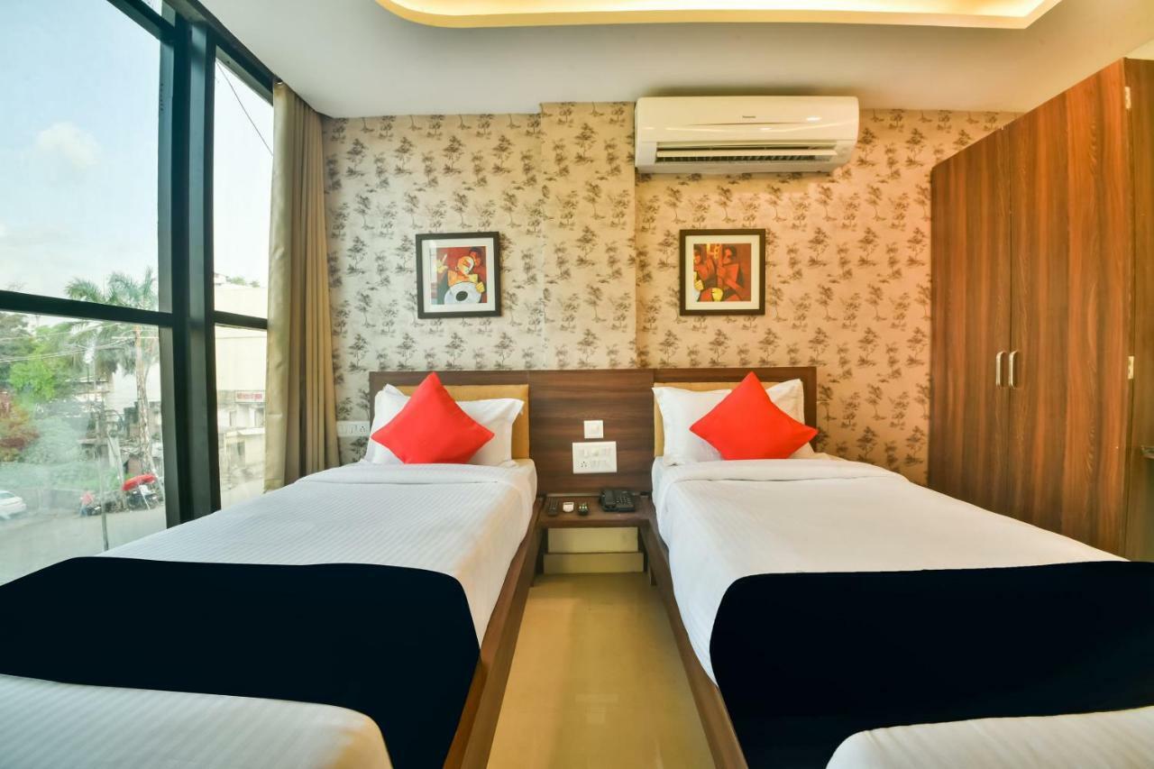 Golden Feather Hotel Udaipur Exterior foto